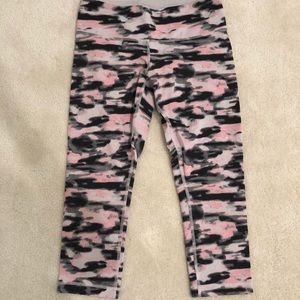 SOLD 🌟Lululemon Wamo Camo Wunder Under crops sz 6